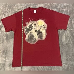 Men’s Red Tee Shirt with Howling Wolfs Print Sz XL